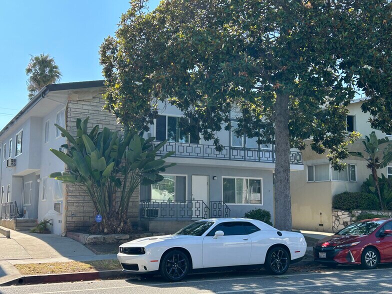 Building Photo - 325 S Doheny Dr