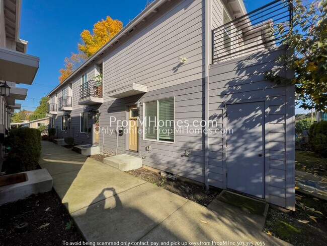Building Photo - Enchanting 2-Bedroom Gem in SE Portland - End Unit!
