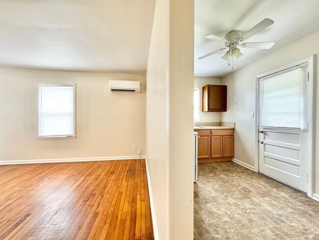 Building Photo - Cozy 2 Bedroom Home!!