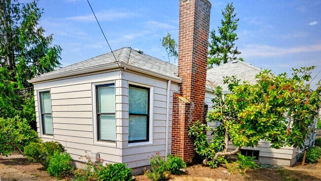 Building Photo - Stunning 3 bed/2bath remodeled home, with ...