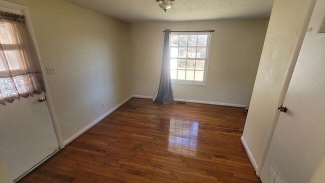 Building Photo - 3br Ranch home on large lot