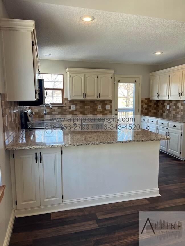 Building Photo - Beautiful California Split in Platte County