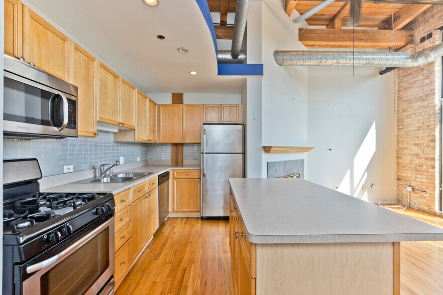 Building Photo - 2210 W Wabansia Ave