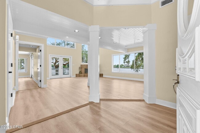 Building Photo - 2718 Country Club Dr