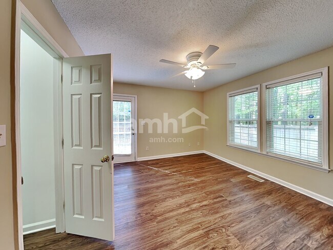 Building Photo - 1004 Moat Ct
