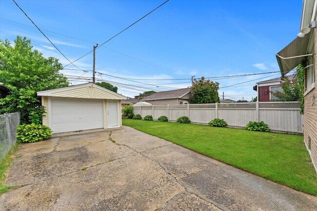 Building Photo - 5139 S Narragansett Ave