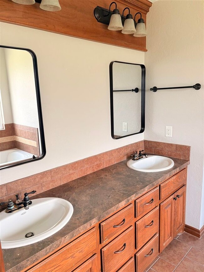 Building Photo - 1209 Alma Dr