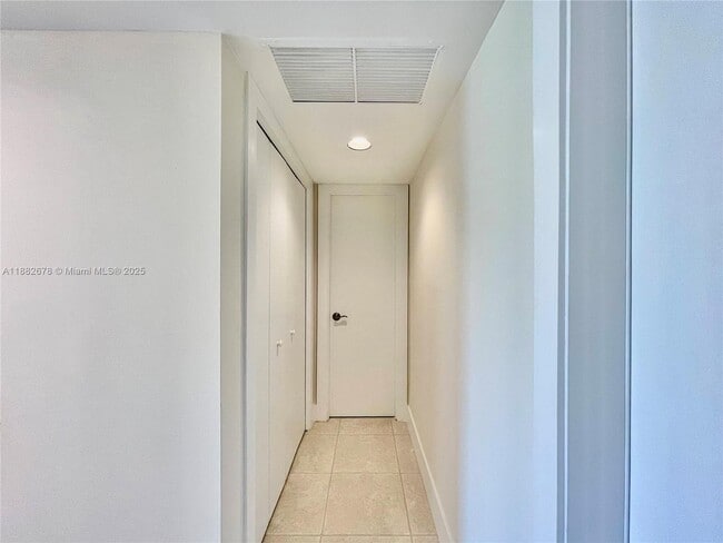 Building Photo - 2950 N Palm Aire Dr