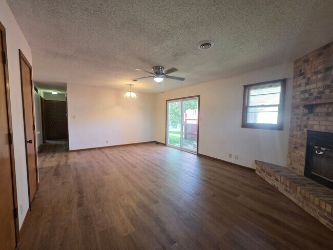Building Photo - 1214 Bluestem Dr
