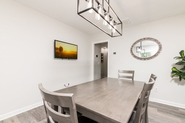 Building Photo - Charming 3 Bedroom Home with Modern Features and Spacious Outdoors!