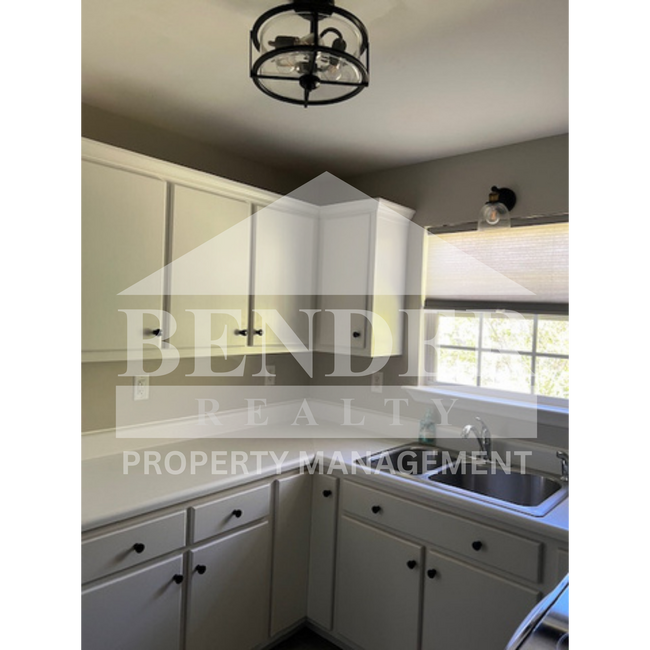 Building Photo - ADORABLE COTTAGE-STYLE HOME