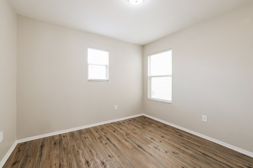 Building Photo - 2716 N Saramano Ln