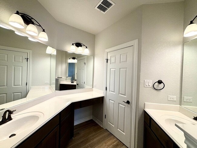Building Photo - Luxury Living in Arcadia Ridge – Corner Lot, 3 Full Baths & Resort-Style Amenities!