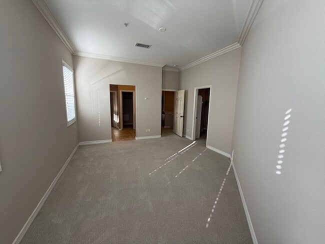 Building Photo - Condo in highly sought-after Vantage Commu...