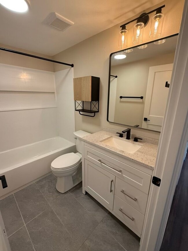 Building Photo - 3 Bedroom 2 bathroom House! Move in Special!