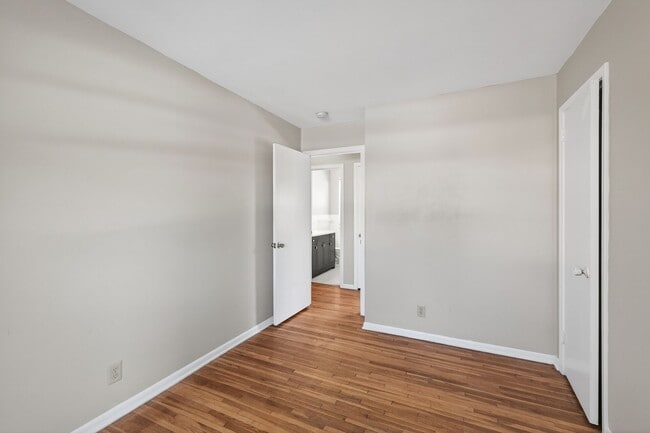 Building Photo - Great Location