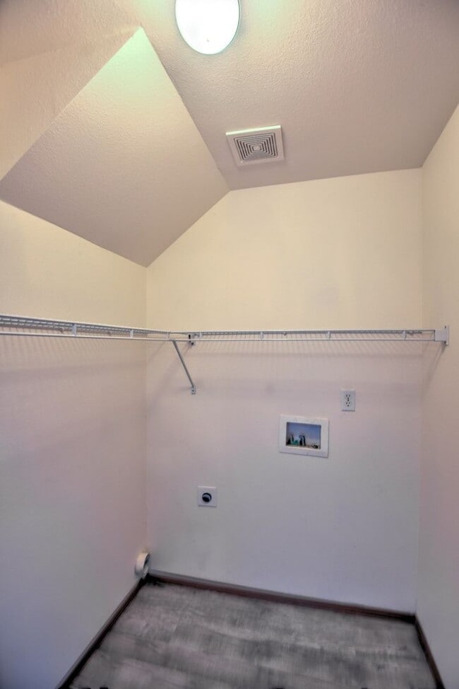 Building Photo - Fantastic 4 bedroom home in excellent loca...