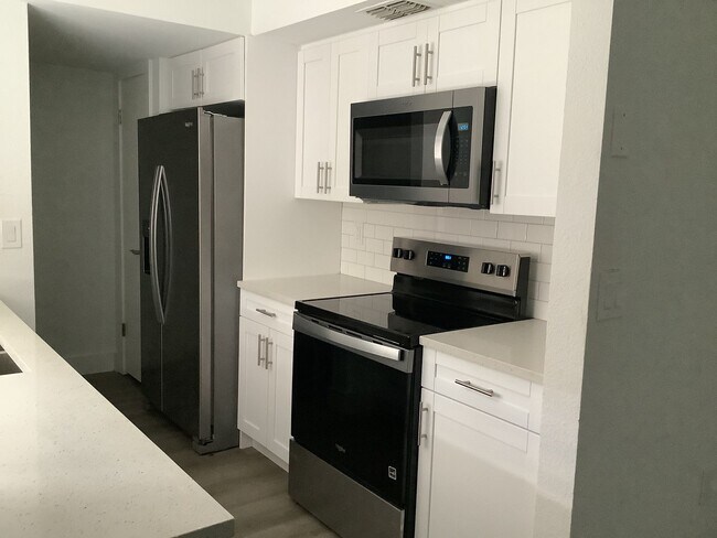 Building Photo - Three Bedroom Two Bath!