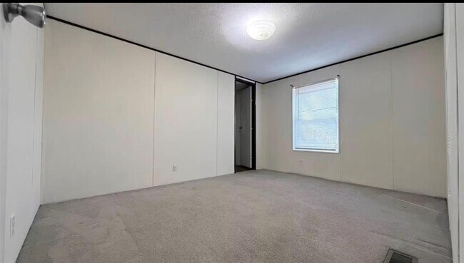 Building Photo - 1430 W Howard Ln