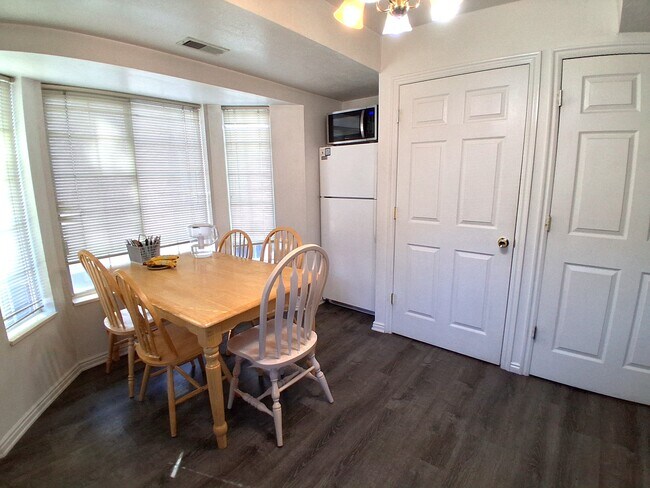 Building Photo - 565 N 300 E