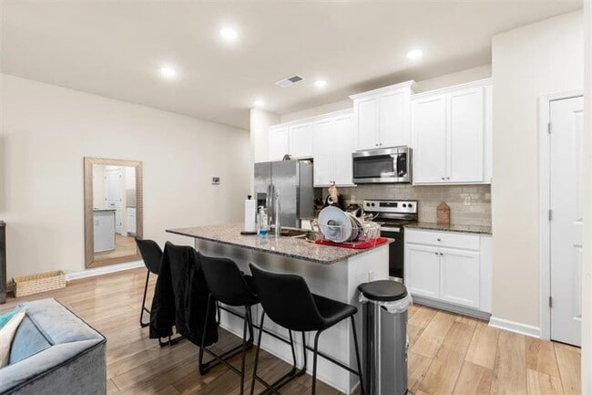 Building Photo - 1144 Westhampton Wy