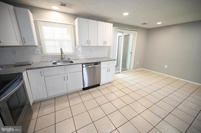 Building Photo - 2103 Tanglewood Dr