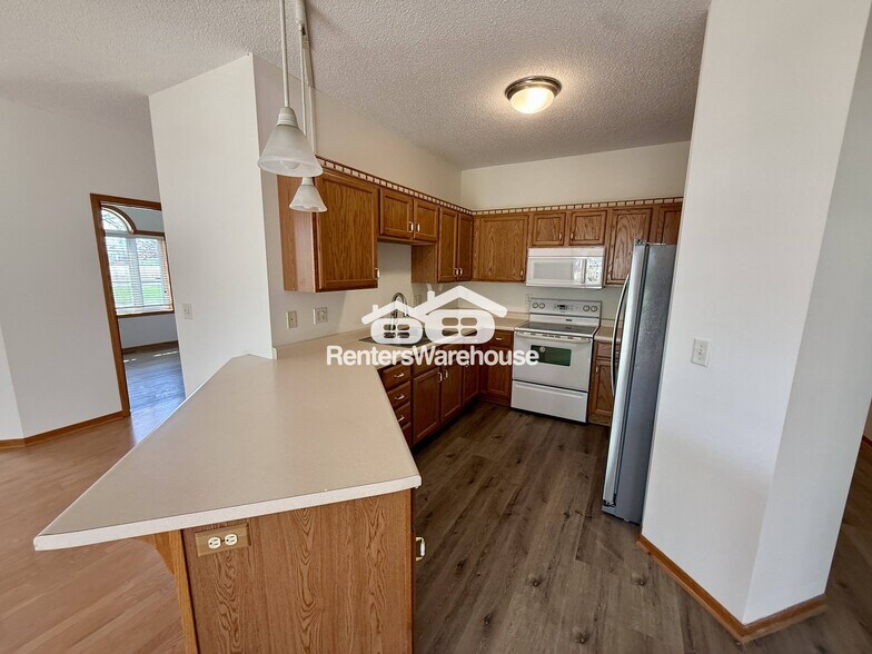 Building Photo - 1202 Crystal Pl E