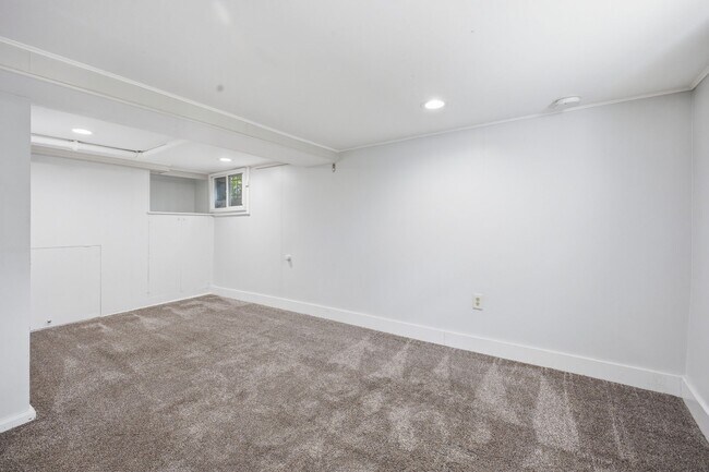 Building Photo - 1500 44th St NW