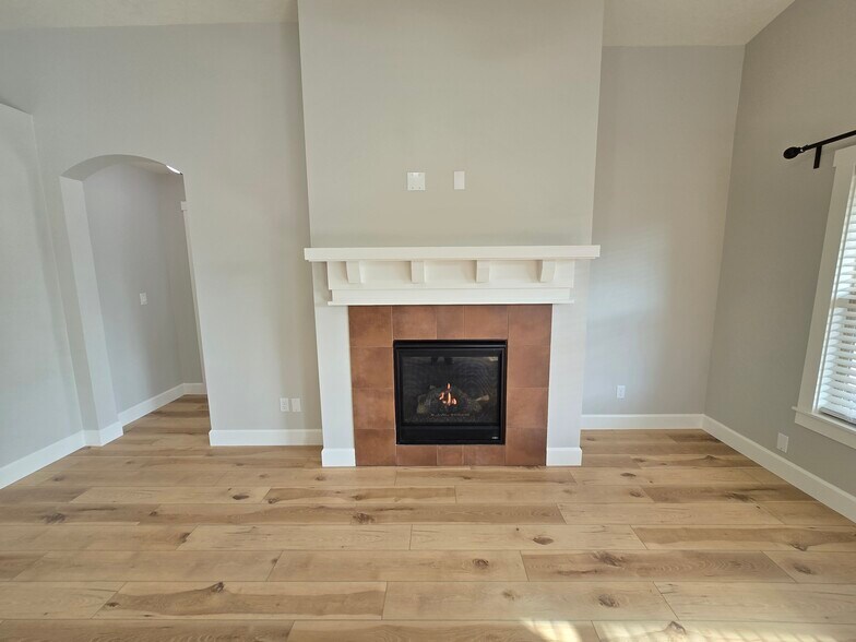 Building Photo - 591 W Kingsley St