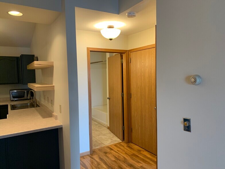 Building Photo - 1822 Deerhaven Ln NE