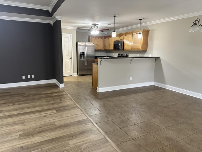 Building Photo - 916 Thunder Creek Dr