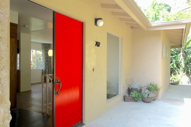 Building Photo - 702 Cavanagh Rd