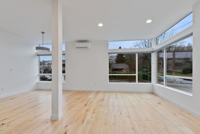 Building Photo - Fresh, Air-Conditioned Standalone Townhome in Coveted Lincoln Park