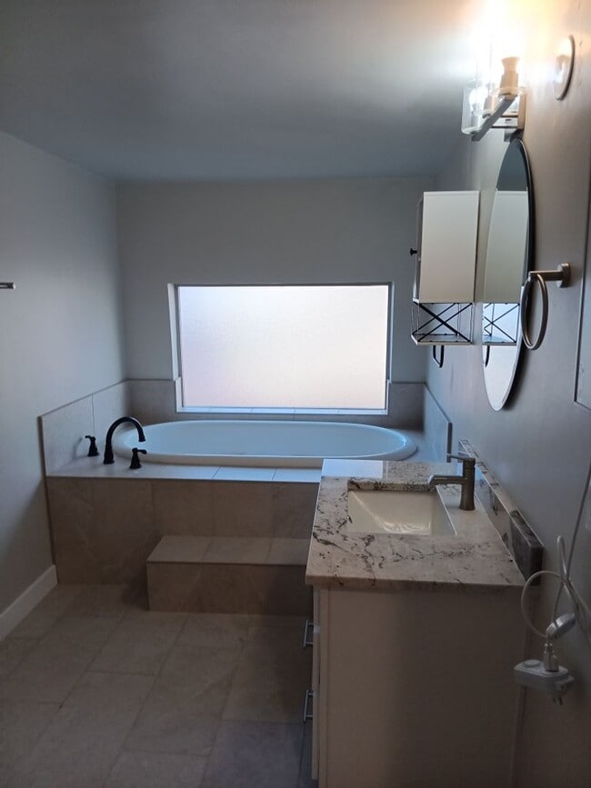 Building Photo - Stunning 4-bedroom 3-bathroom home in Santa Fe! Showings available NOW!
