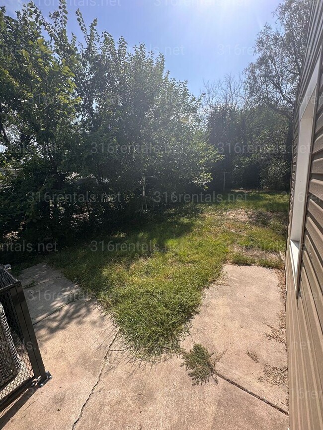 Building Photo - $950 - 2 bedroom / 1 bathroom home with a bonus loft!
