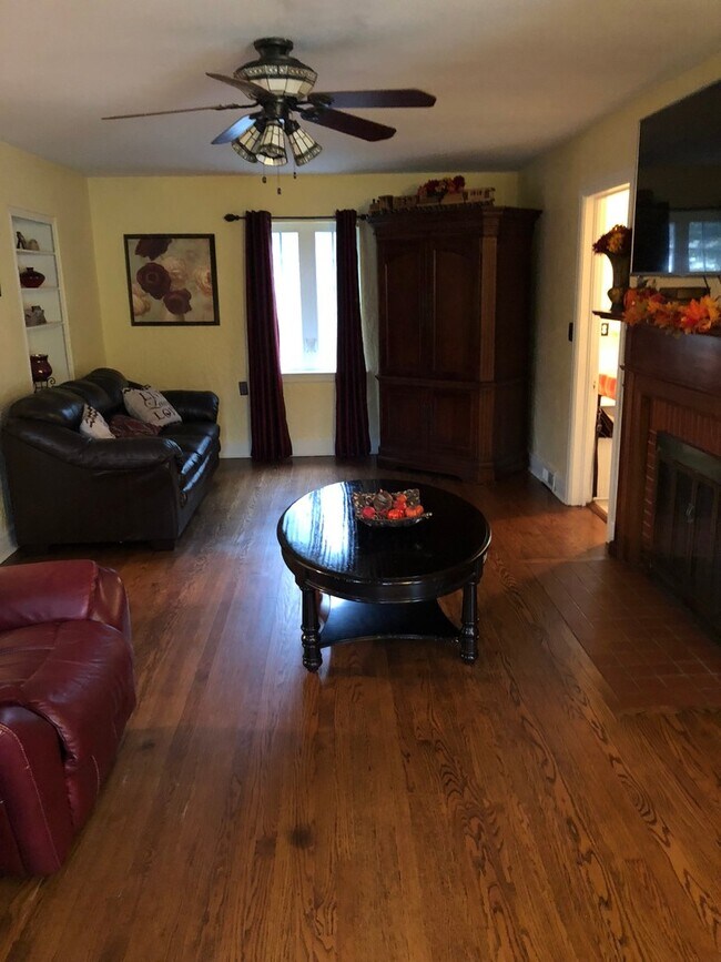Building Photo - HALF OFF FIRST MONTH RENT!!        Vintage...