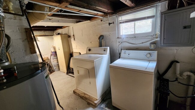 Building Photo - Fallowfield Ave Duplex