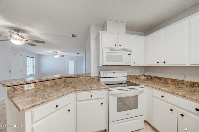 Building Photo - 3127 Douglas Rd