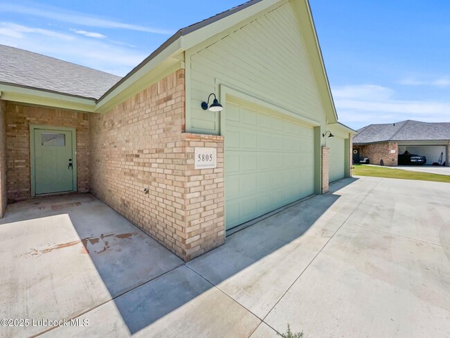 Primary Photo - 5805 Urbana Pl