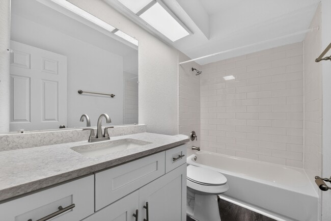 Building Photo - 526 Rosery Rd NW