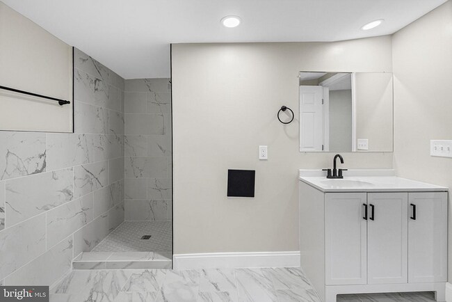 Building Photo - 3 bedrooms, 3.5 bathrooms