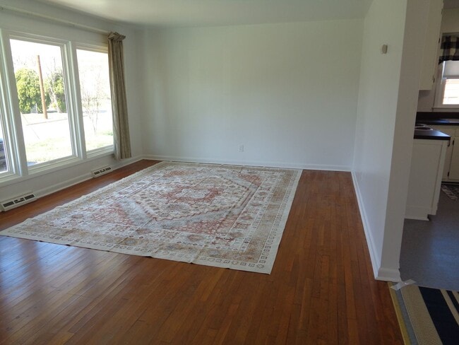 Building Photo - APPLICATION PENDING-Well-Maintained 2 Bedroom House for Rent