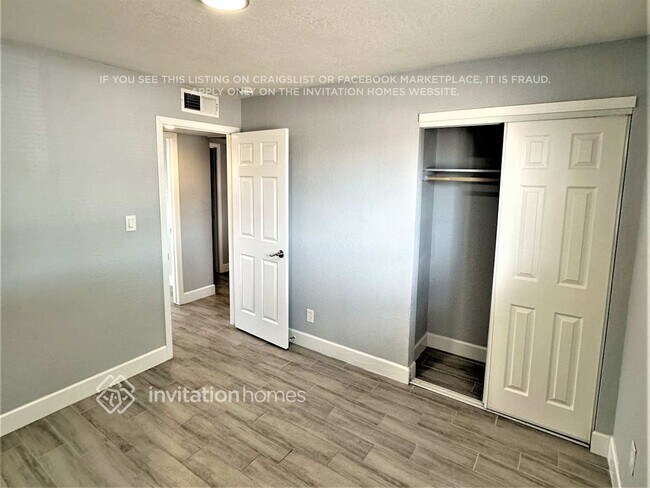 Building Photo - 3017 W Laurel Ln