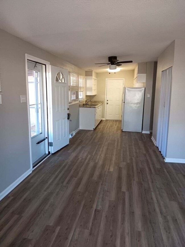 Building Photo - 3 bedroom 1 bath in Southwest Topeka