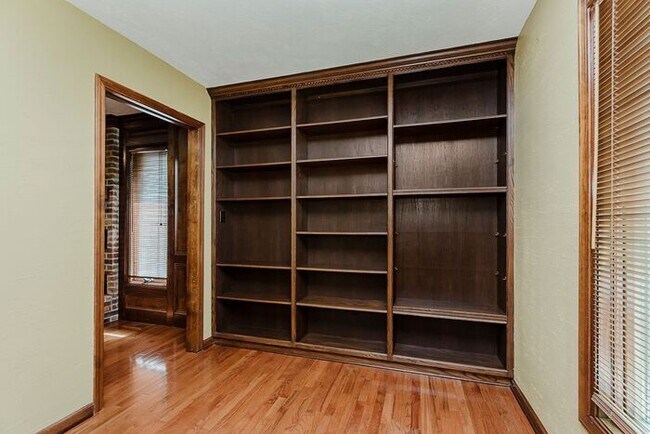 Building Photo - Large Executive Home in Carmel Schools