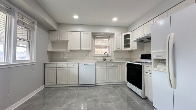 Building Photo - 5811 W Lawrence Ave