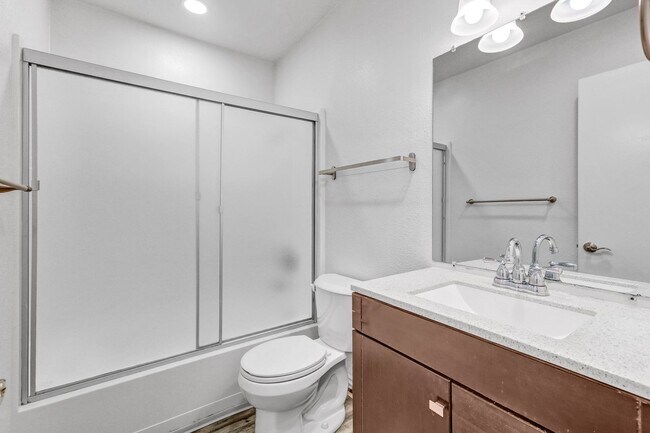 Building Photo - $500 MOVE IN SPECIAL! 2 BD, 2 BA Condo at Mission Plaza! 1000 Sq Ft w/ Great Amenities!