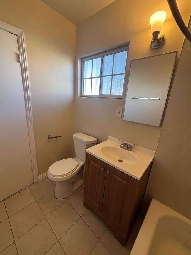 Building Photo - 1 Bedroom available now in East LA