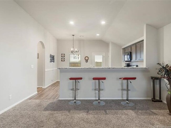 Building Photo - Spacious 3 Bed 2 Bath Home with 2 car gara...