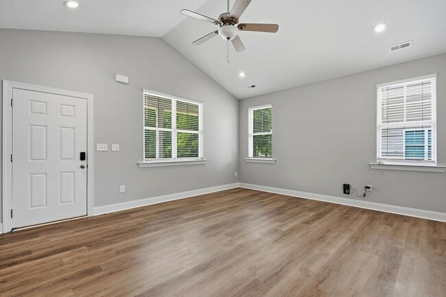 Building Photo - 573 Circle Dr